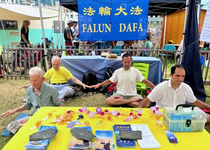 Image for article Orang-orang Mempelajari Falun Dafa di Festival 5 Benua di Swiss