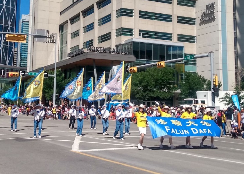 Image for article Orang-Orang Memuji Falun Dafa di Pawai Calgary Stampede