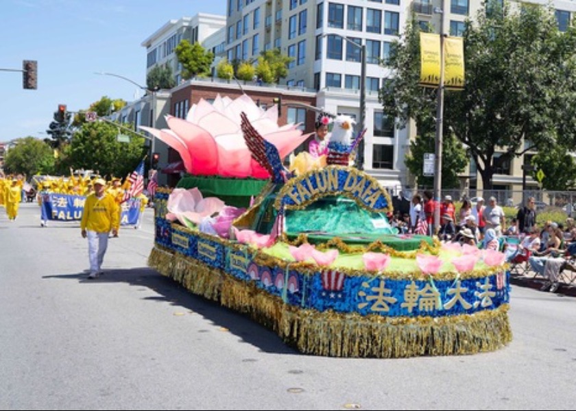 Image for article Falun Dafa Dipuji dalam Parade Hari Kemerdekaan di Redwood City