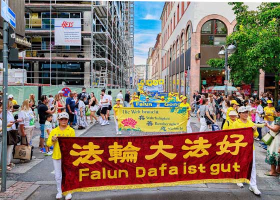 Image for article Jerman: Parade Praktisi di Frankfurt Meningkatkan Kesadaran Tentang Penganiayaan