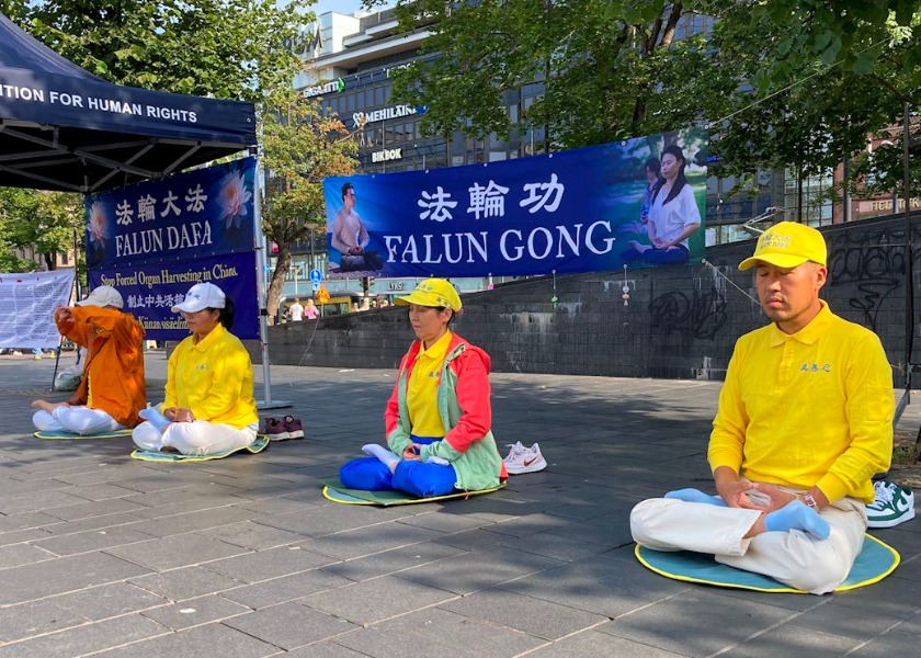 Image for article Orang-orang Mempelajari Tentang Penganiayaan Falun Gong Selama Acara di Helsinki