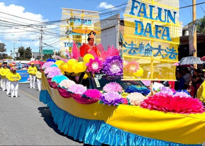 Image for article Meksiko: Orang-Orang Menyambut Falun Dafa di Parade Dahlia Huamantla