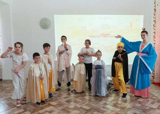 Image for article Praktisi Muda Falun Dafa di Rumania Membangun Kepercayaan Diri di Perkemahan Musim Panas Minghui