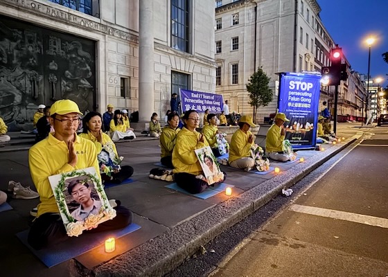 Image for article Nyala Lilin di Kedutaan Besar Tiongkok di London Menyerukan Diakhirinya Penganiayaan Selama 27 Tahun