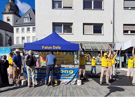 Image for article Orang-orang Memuji Prinsip-prinsip Pedoman Falun Dafa dalam Acara di Meschede, Jerman