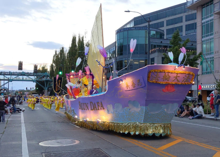 Image for article Seattle: Parade Kendaraan Hias Falun Dafa Membawa Kemeriahan ke Parade Seafair Selama Lebih dari 20 Tahun