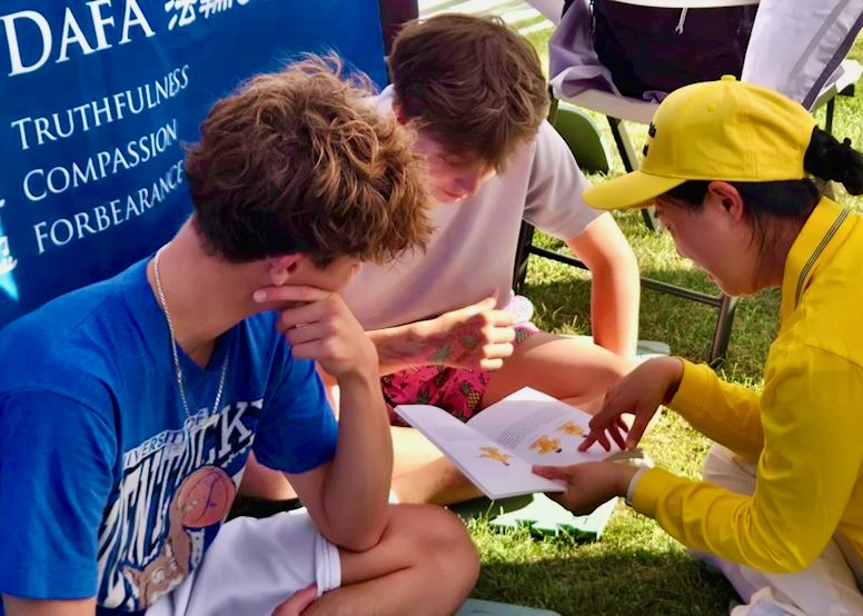 Image for article Di Oswego Harborfest, New York, Pengunjung Mengenal Falun Dafa dan Penganiayaan