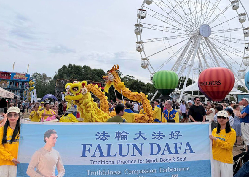 Image for article Bristol, Inggris: Masyarakat Mengenal Falun Dafa di Festival Balon