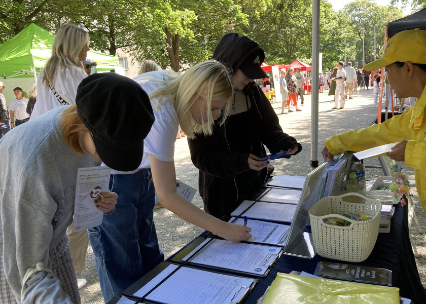 Image for article Finlandia: Para Peserta Festival Menandatangani Petisi untuk Mengakhiri Penganiayaan Falun Gong