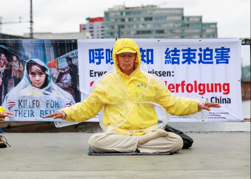 Image for article Polisi Jerman Memuji Upaya Damai Praktisi untuk Mengakhiri Penganiayaan Selama 27 Tahun dalam Aksi Damai