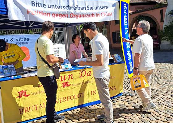 Image for article Freiburg, Jerman: Pada Hari Informasi Falun Gong Orang-orang Mengecam Penganiayaan oleh PKT