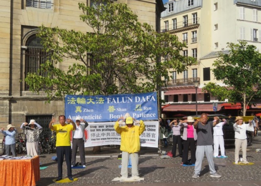 Image for article Masyarakat Mengenal Falun Gong dan Mengecam Penganiayaan dalam Berbagai Kegiatan di Paris