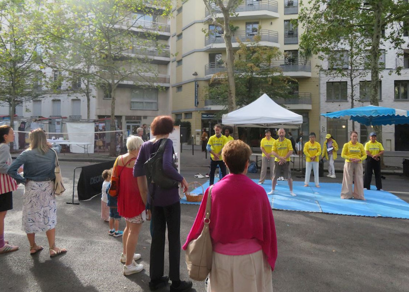 Image for article Paris, Prancis: Memperkenalkan Falun Dafa di Forum Asosiasi Komunitas