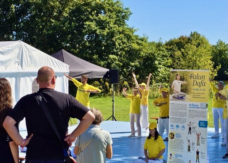 Image for article Jerman: Warga Menyambut Falun Dafa di Festival Warga Hanau