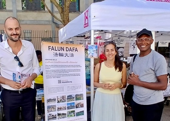 Image for article Paris, Prancis: Warga Setempat Mengenal Falun Dafa dalam Forum Asosiasi Komunitas