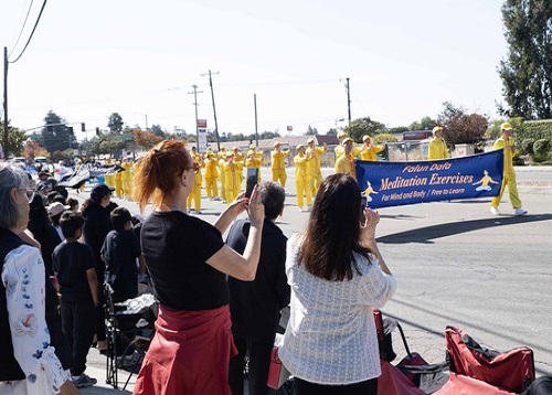 Image for article Penonton di Newark, California, Mengapresiasi Falun Gong dalam Parade Tahunan
