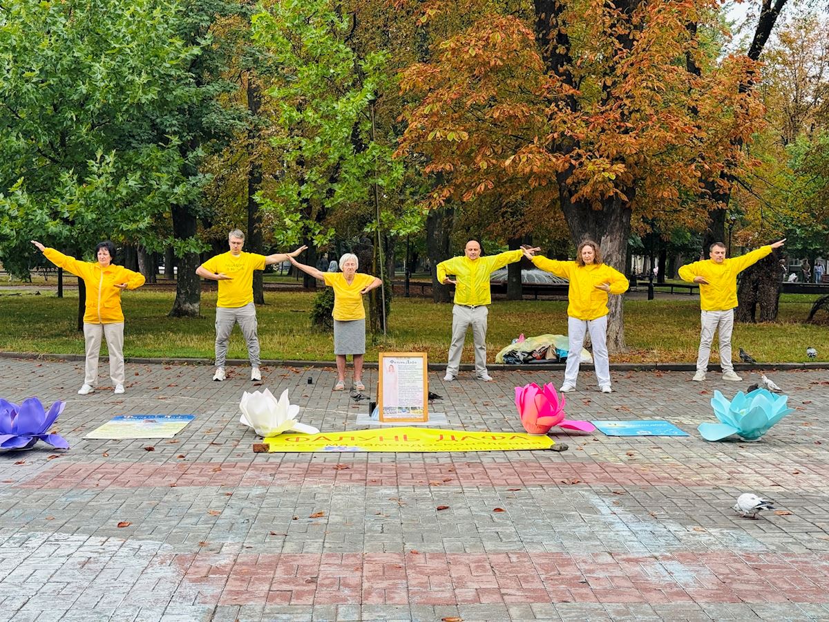 Image for article Ukraina: Praktisi Falun Dafa Membawa Harapan dan Perdamaian ke Hari Kota Vinnytsia