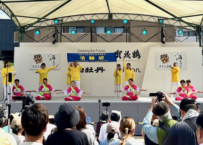 Image for article Hiroshima, Jepang: Memperkenalkan Falun Gong di Festival Sake