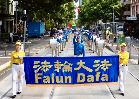 Image for article Australia: Orang-orang Mengenal Prinsip-Prinsip Panduan Falun Dafa dalam Parade di Melbourne