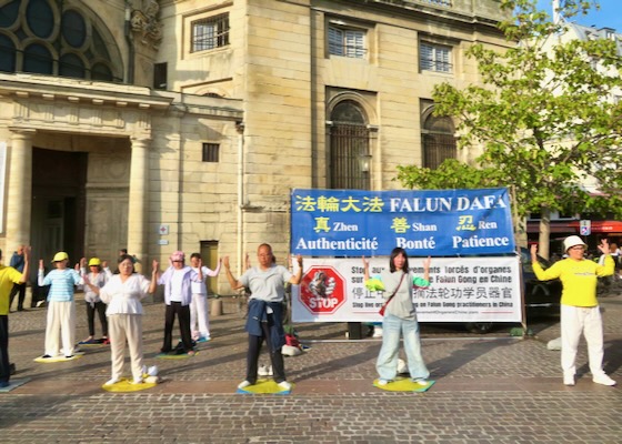 Image for article Paris, Prancis: Masyarakat Menyatakan Dukungan bagi Falun Dafa dalam Kegiatan di Belleville dan Châtelet
