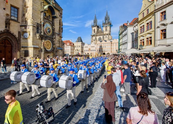 Image for article Orang-orang Mempelajari tentang Falun Gong di Pawai yang Diadakan di Praha
