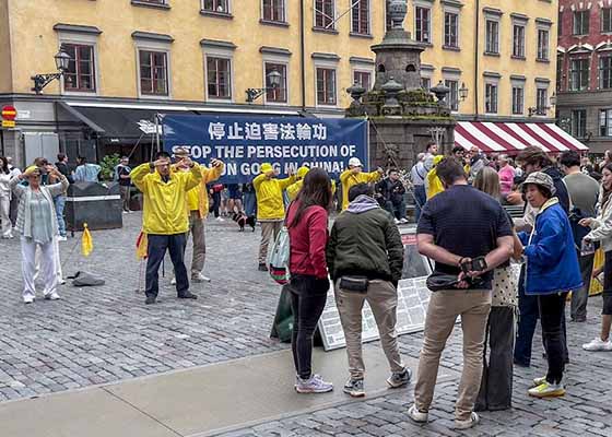 Image for article Swedia: Wisatawan Tiongkok di Stockholm Menyatakan Dukungannya pada Falun Dafa