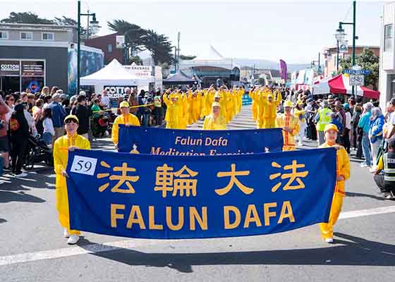 Image for article California: Warga Memberikan Pujian pada Pawai Festival Fog