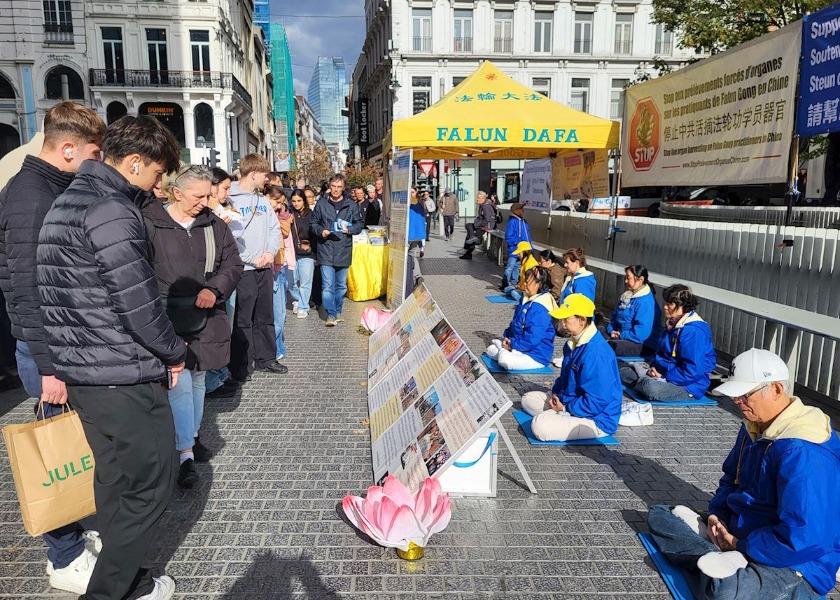 Image for article Brussels, Belgia: Masyarakat Mengecam Penganiayaan Terhadap Falun Dafa dalam Acara Meningkatkan Kesadaran