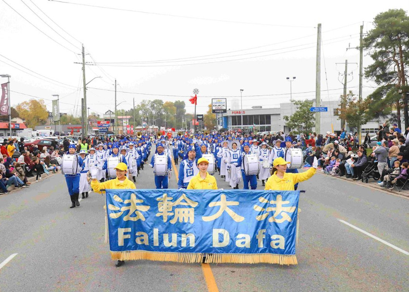 Image for article Waterloo, Kanada: Tian Guo Marching Band Tampil dalam Parade Hari Thanksgiving Oktoberfest