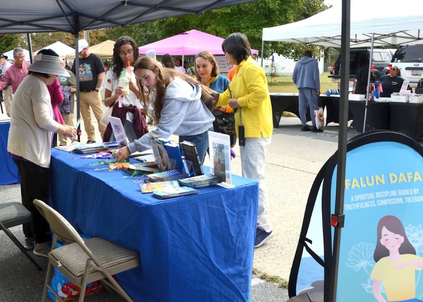 Image for article Memperkenalkan Falun Dafa di Festival Apple Scrapple