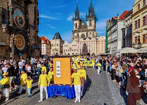 Image for article Praha: Wisatawan Mengapresiasi Informasi tentang Falun Dafa