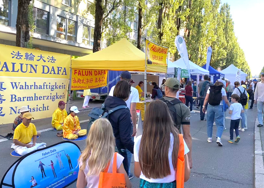 Image for article “Saya Menandatangani dari Hati Saya” — Para Pengunjung Festival Munich Menunjukkan Dukungan untuk Falun Gong