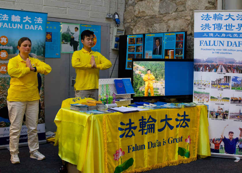Image for article Pengunjung Belajar Berlatih Falun Gong pada Pekan Raya Kesehatan di Irlandia