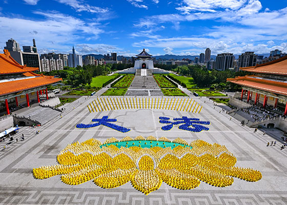 Image for article Taiwan: 4.600 Praktisi Membentuk Formasi Bunga Lotus Raksasa di Liberty Square, Taipei