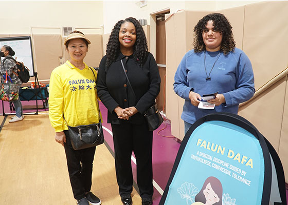 Image for article Pengunjung Pameran Kesehatan & Kesejahteraan Wanita di Philadelphia Mencoba latihan Falun Gong